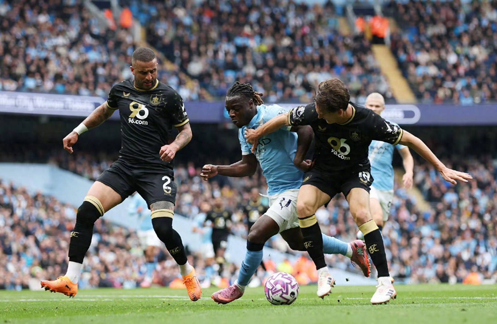 爱游戏全站 今晨体能课后；曼城临场应变备战亚冠；底气十足；年轻球员得到机会